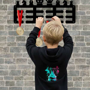 Kazandığı madalyasını madalyalığına takan çocuk