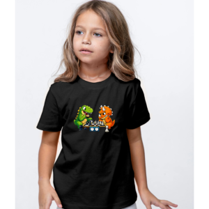 Siyah tişört üzerinde dinozor desenli satranç tişörtü